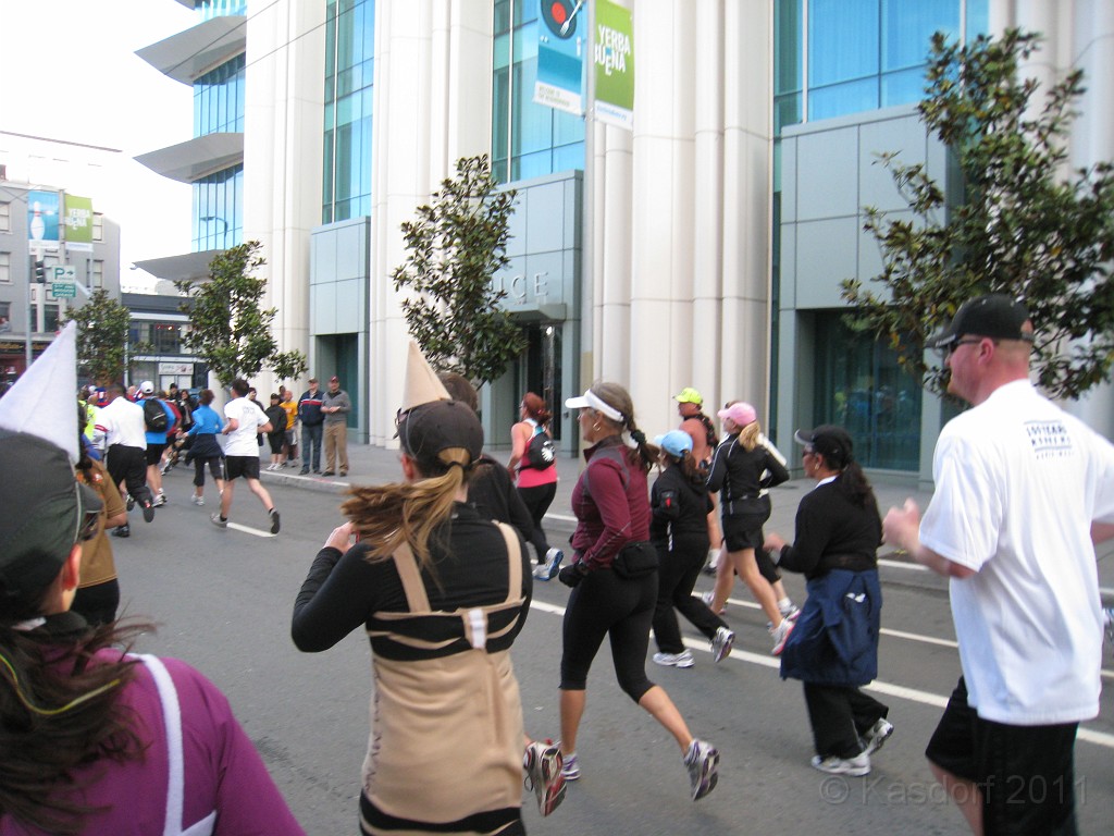 2011 Bay to Breakers Sunday 0265.JPG - I was able to participate in the 2011, 100th anniversary of the San Francisco Bay to Breakers 12K race. A great weekend for sight seeing and racing.